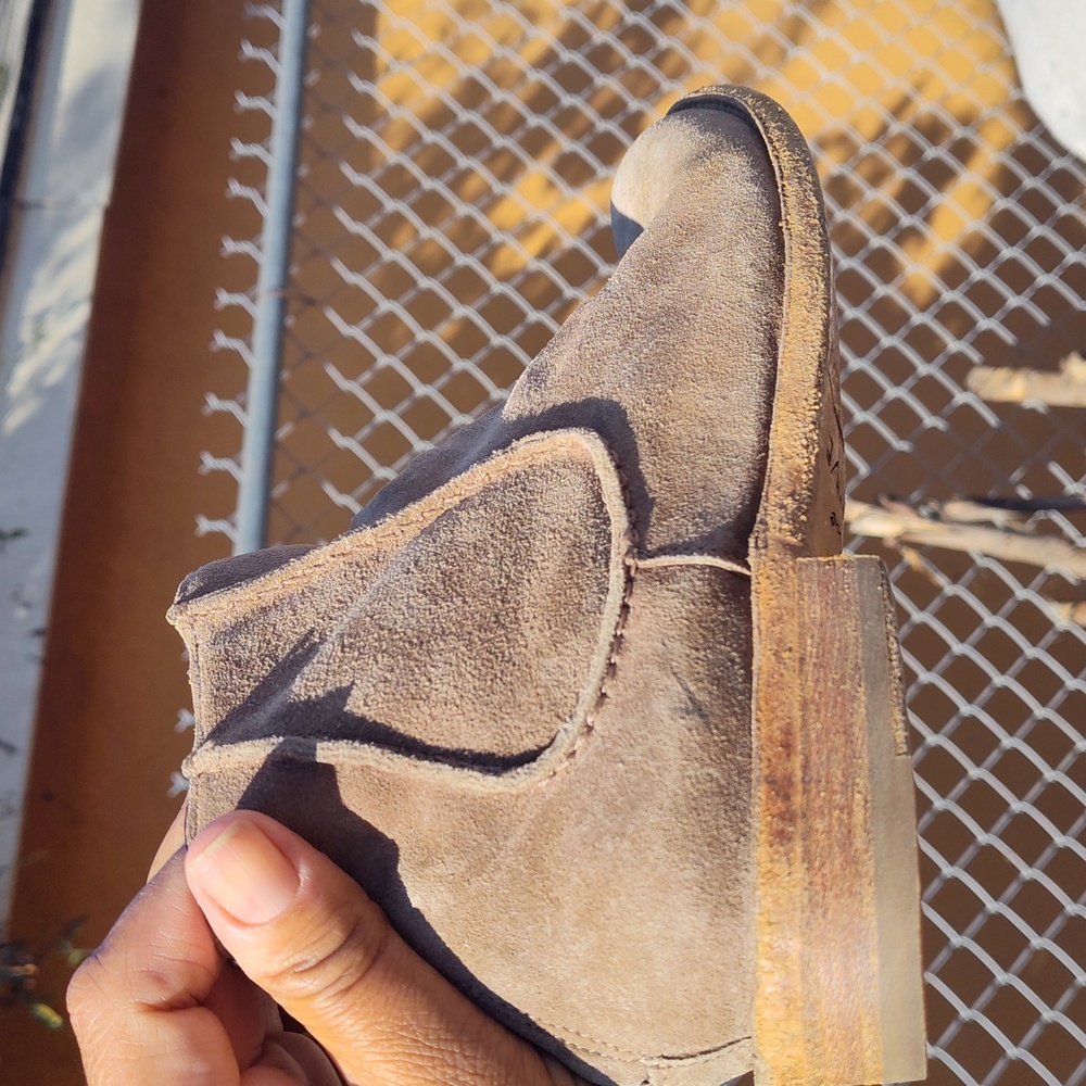Boot's - Picture 3 of 5
